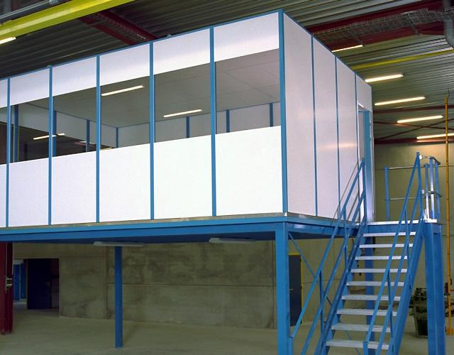 Plateforme industrielle avec bureaux